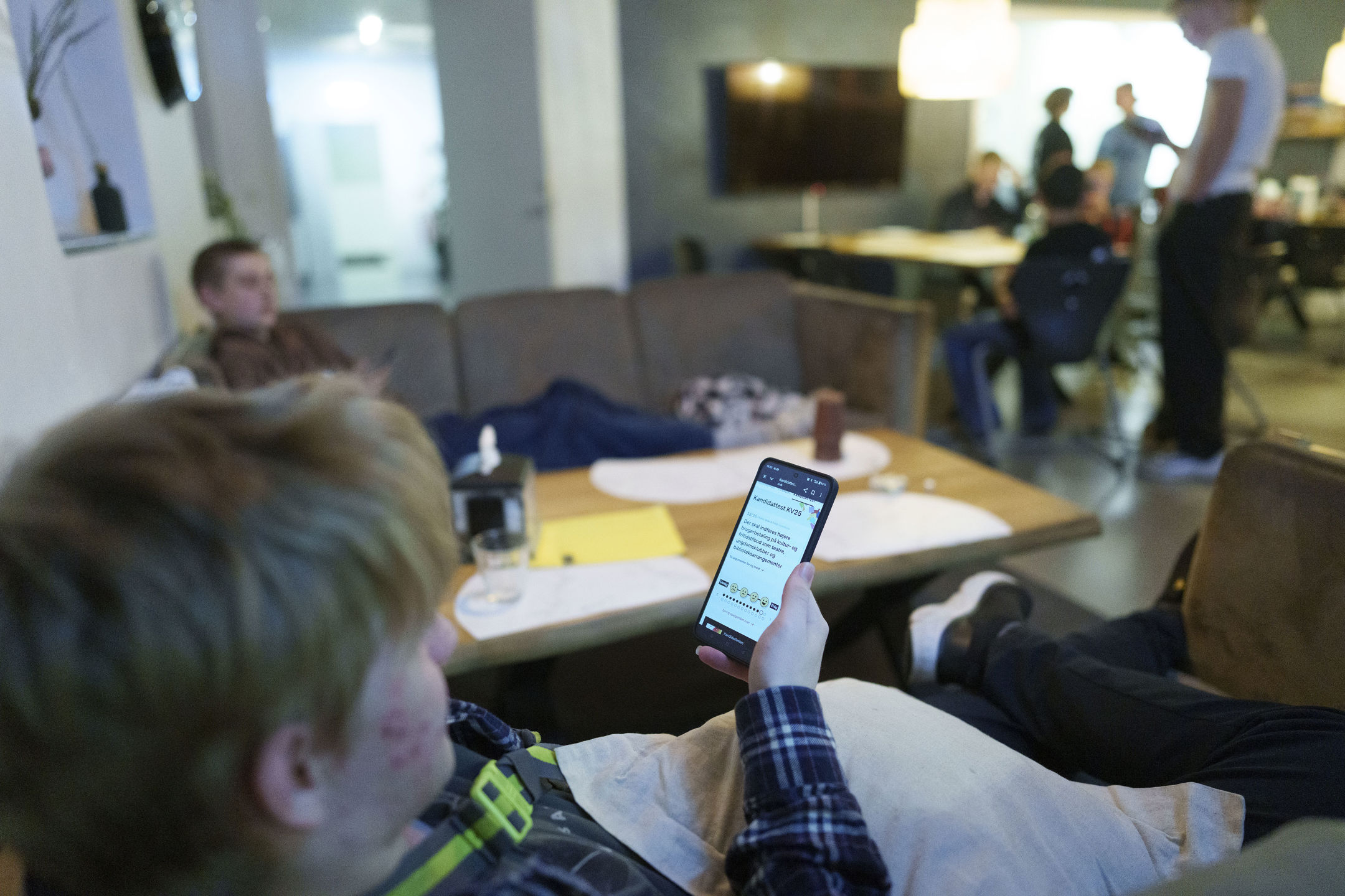 Dreng kigger på telefon