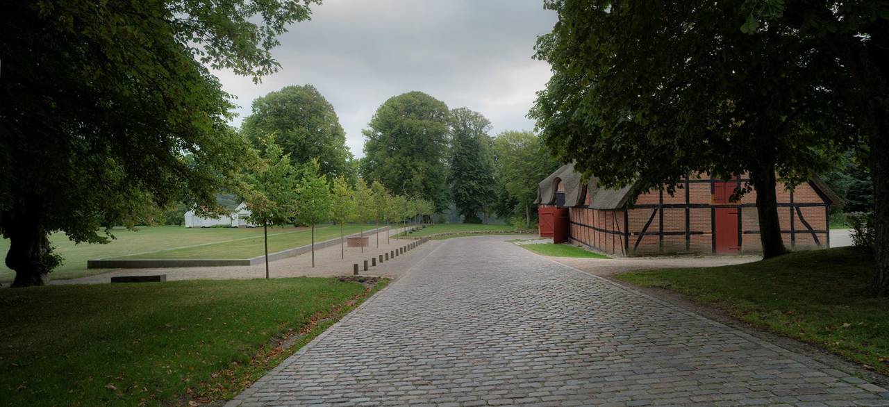 Ny brostensbelægning i vejsvinget ved Hald Laden