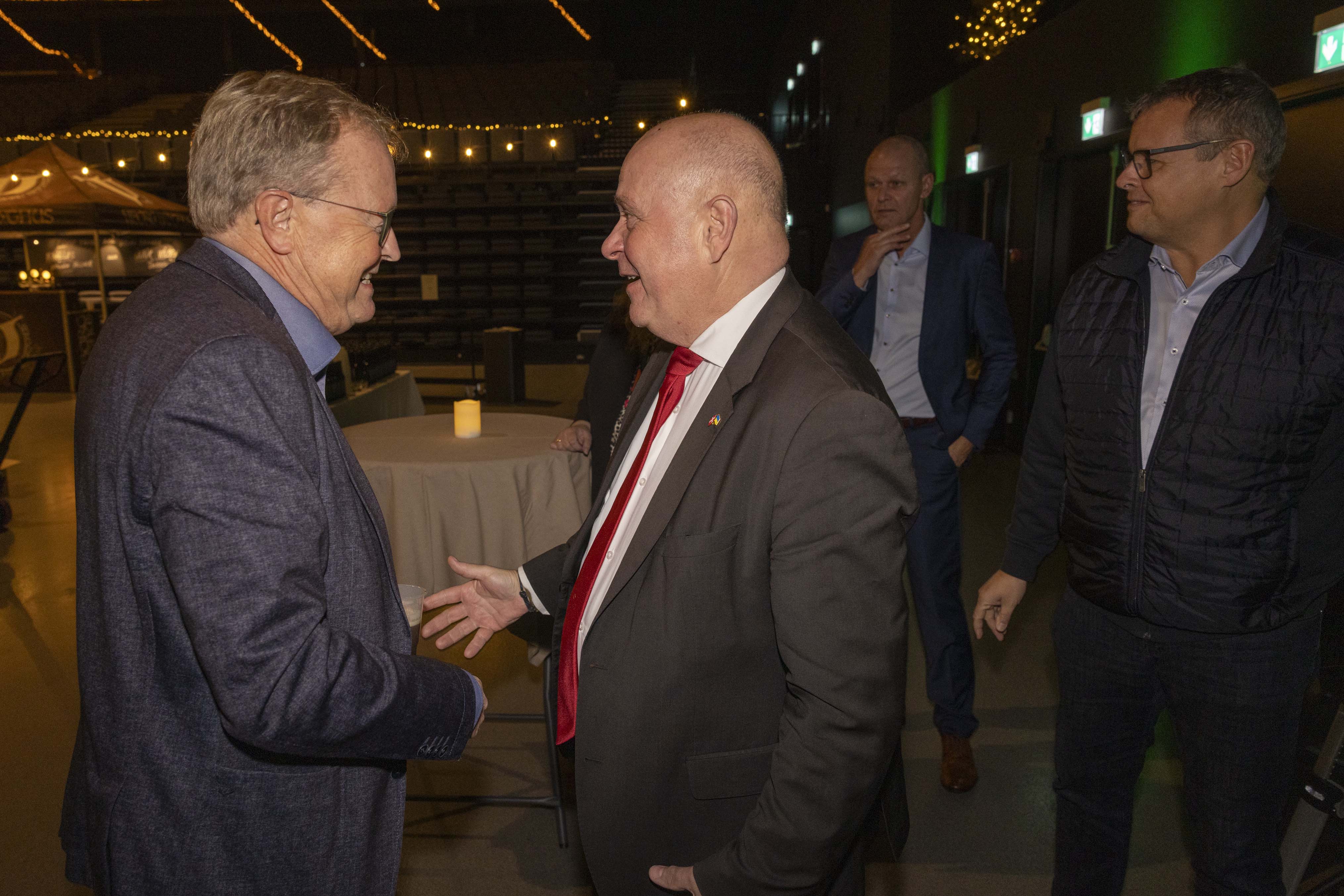 Ulrik Wilbek modtager her Folketingets formand Søren Gade og bag ham formand for Realdania, Lars Krarup