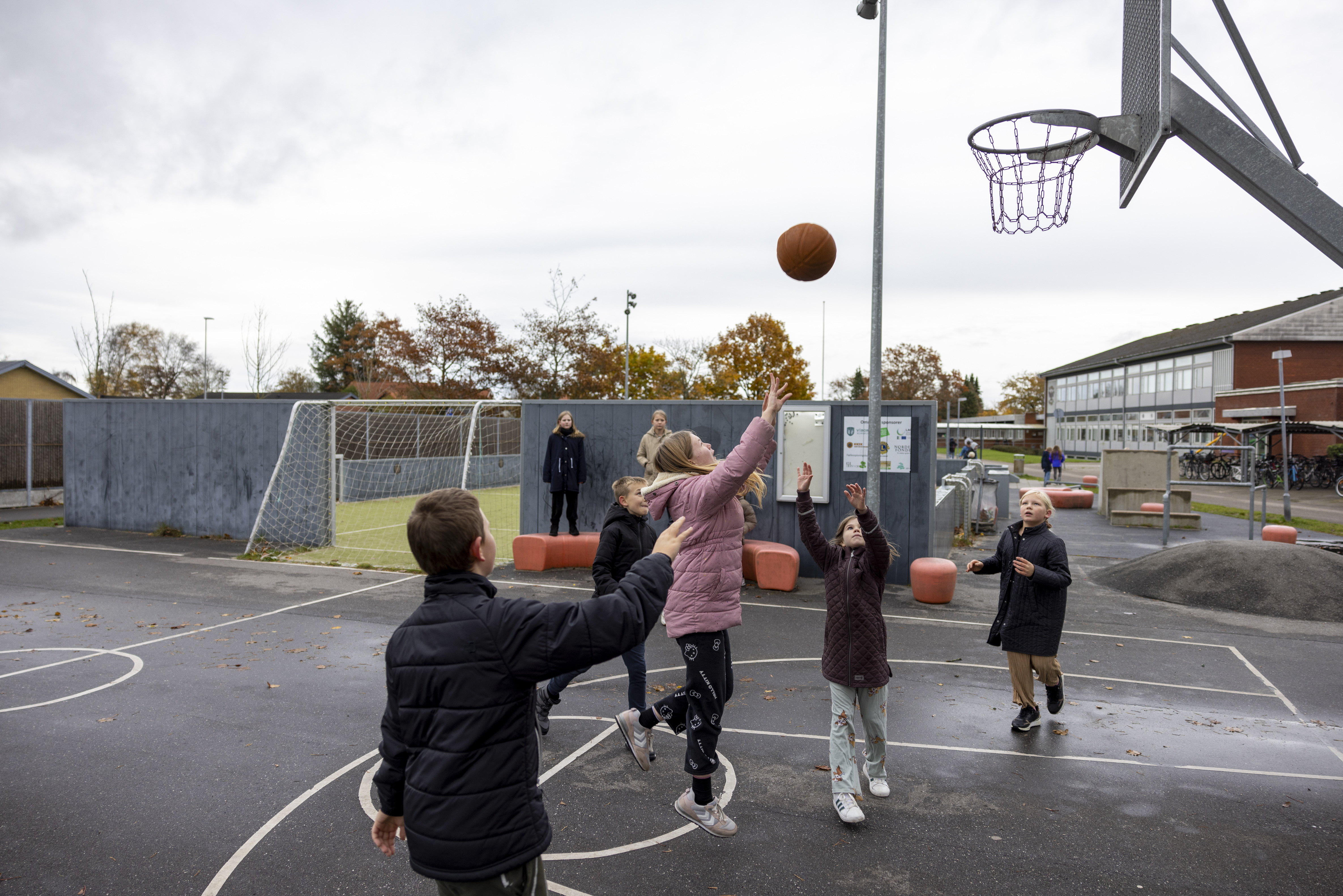 Børn spiller basket
