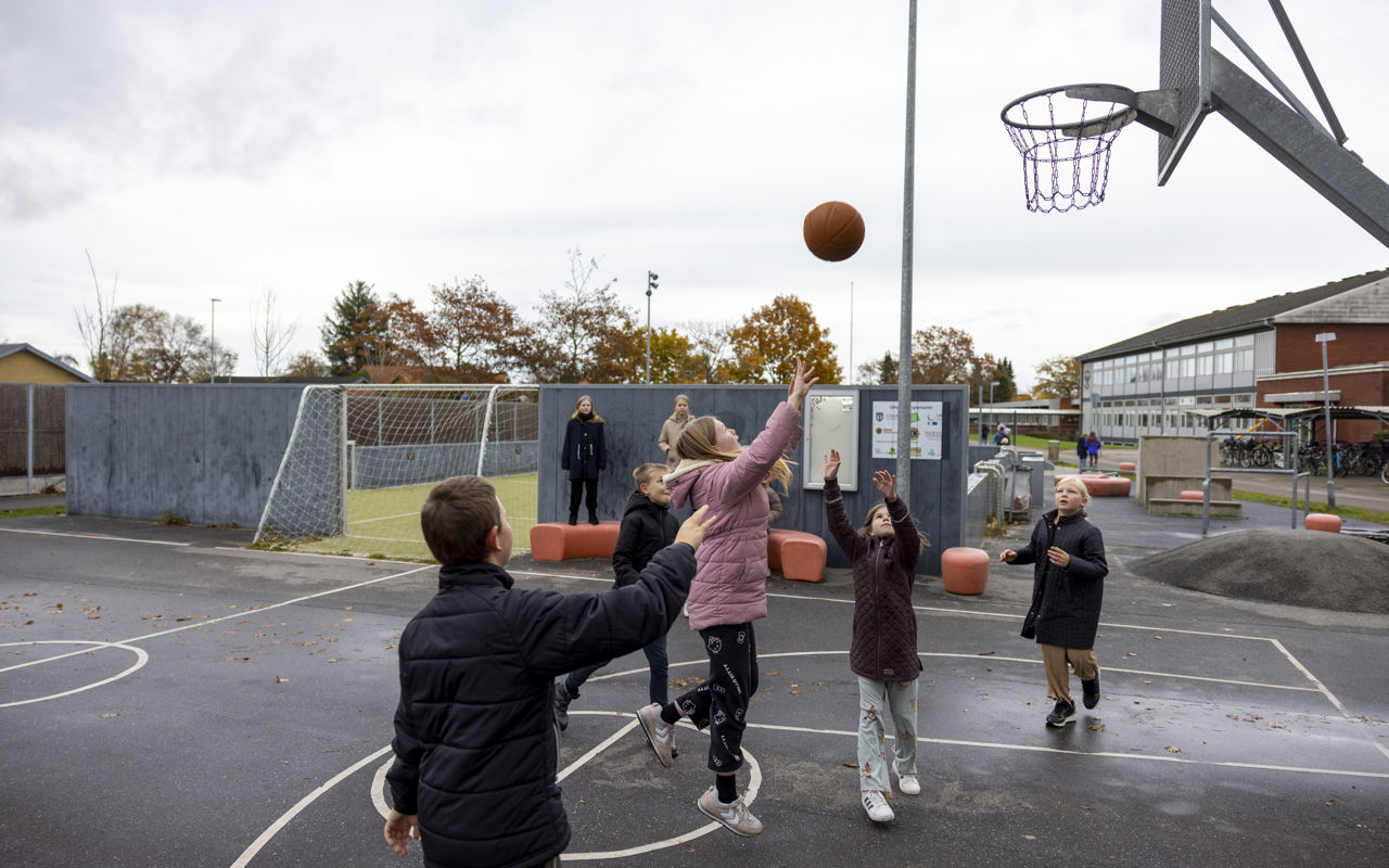 Børn spiller basket