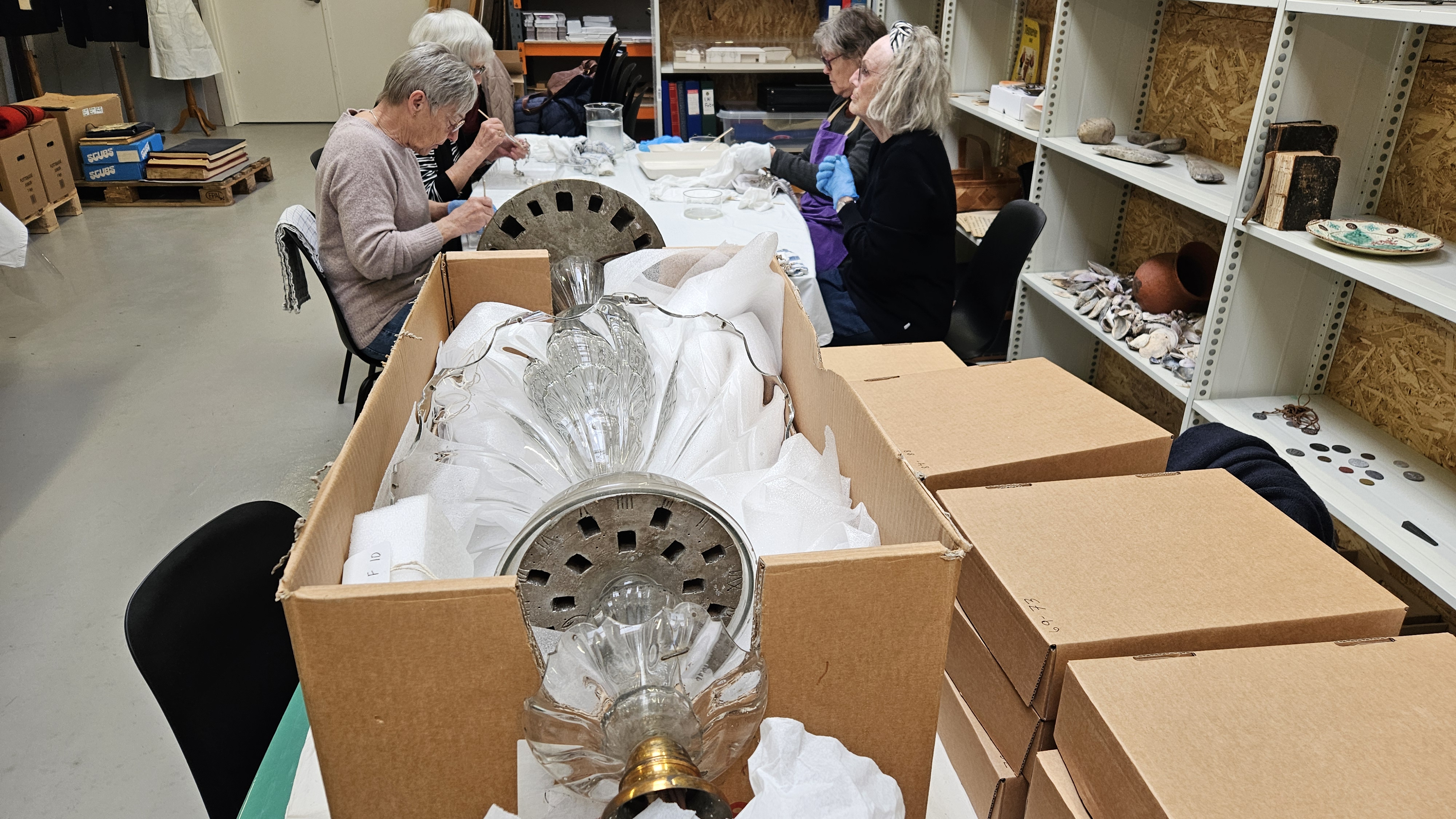 Frivillige renser genstande på Viborg Museum