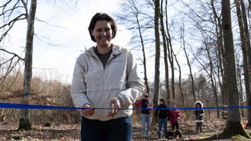 Borgmester Katrine Fusager Rohde klipper snoren og indvier officielt Gudenåstien.