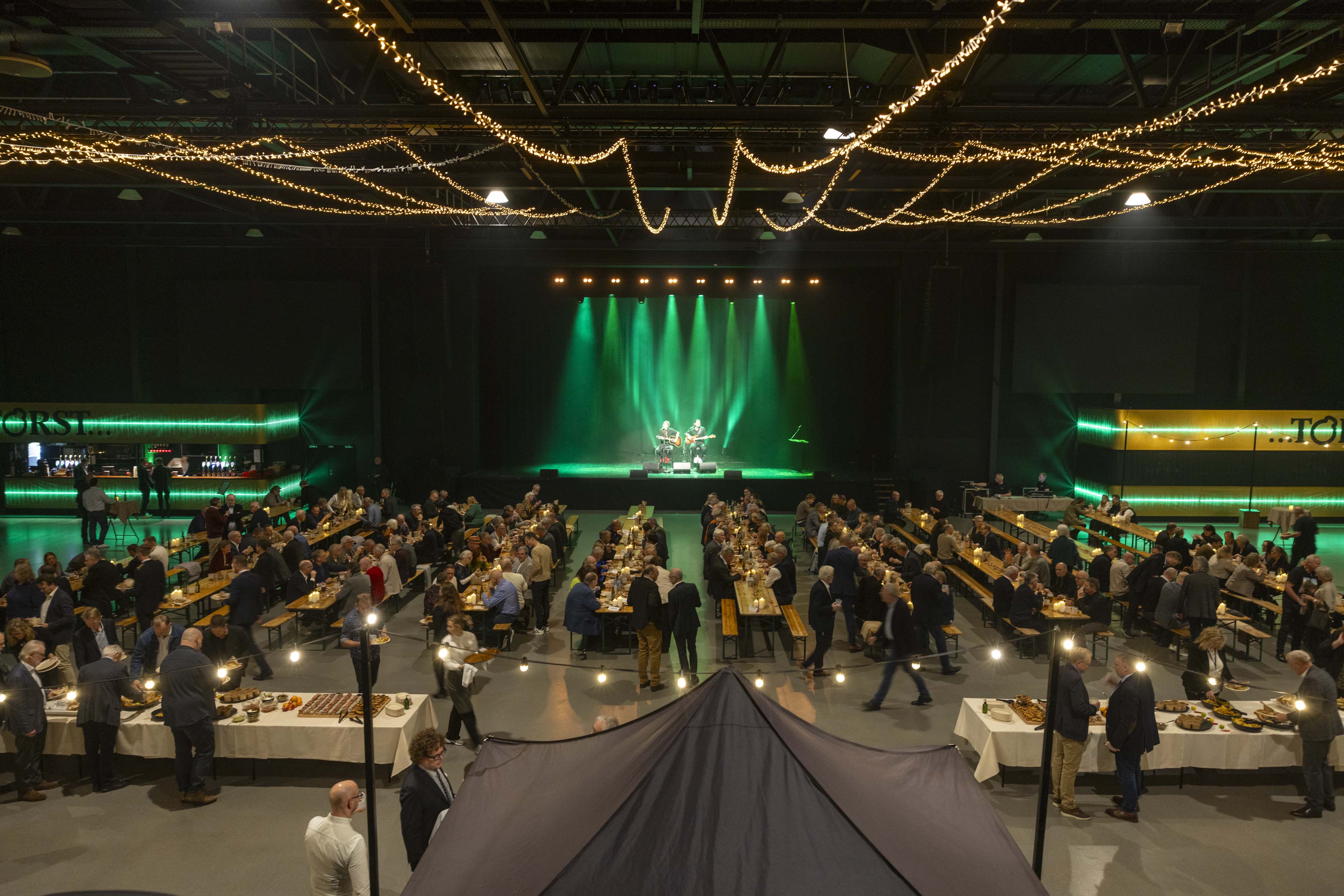 Tinghallens JetSport Arena var badet i grønt lys og festivalstemning