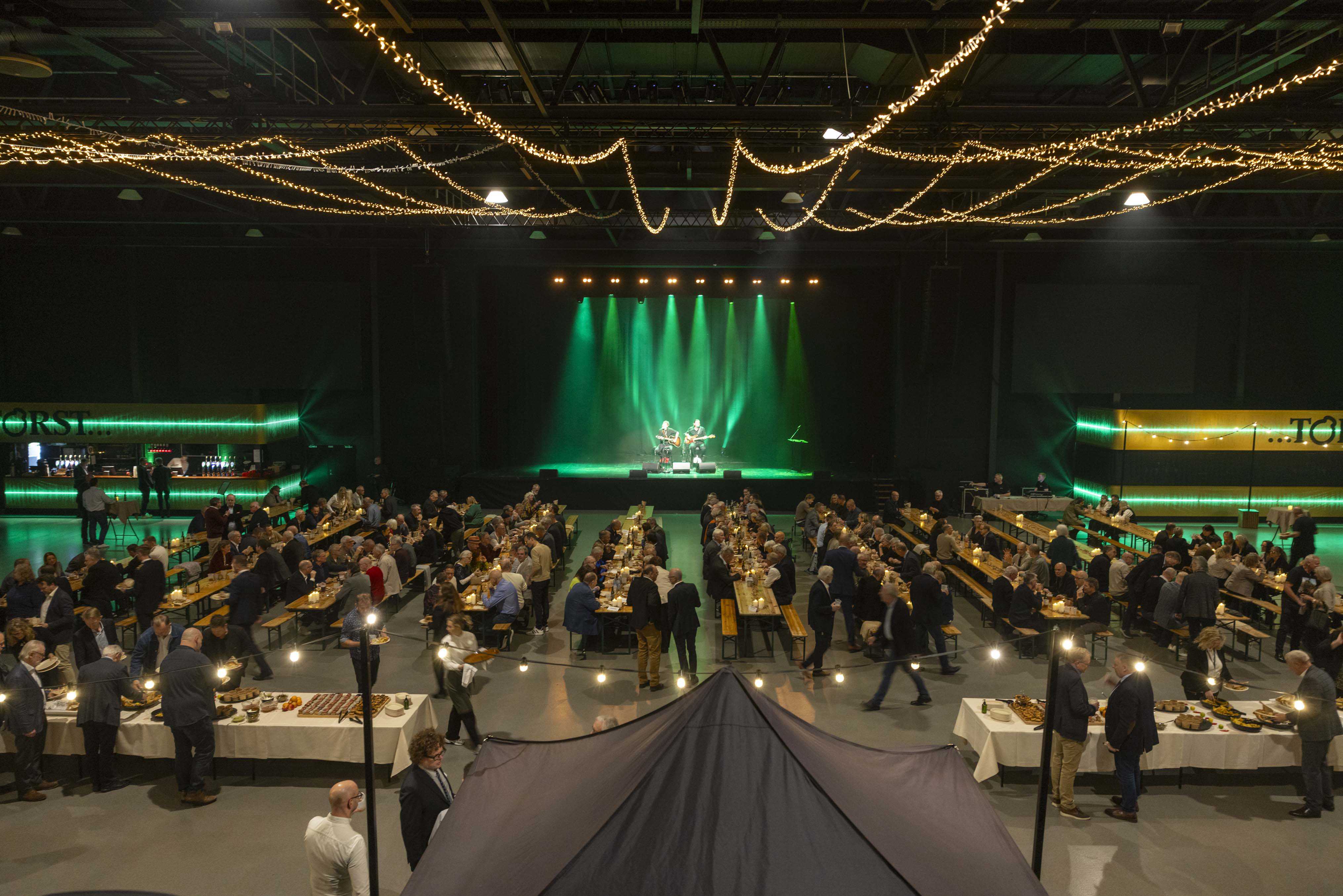Tinghallens JetSport Arena var badet i grønt lys og festivalstemning