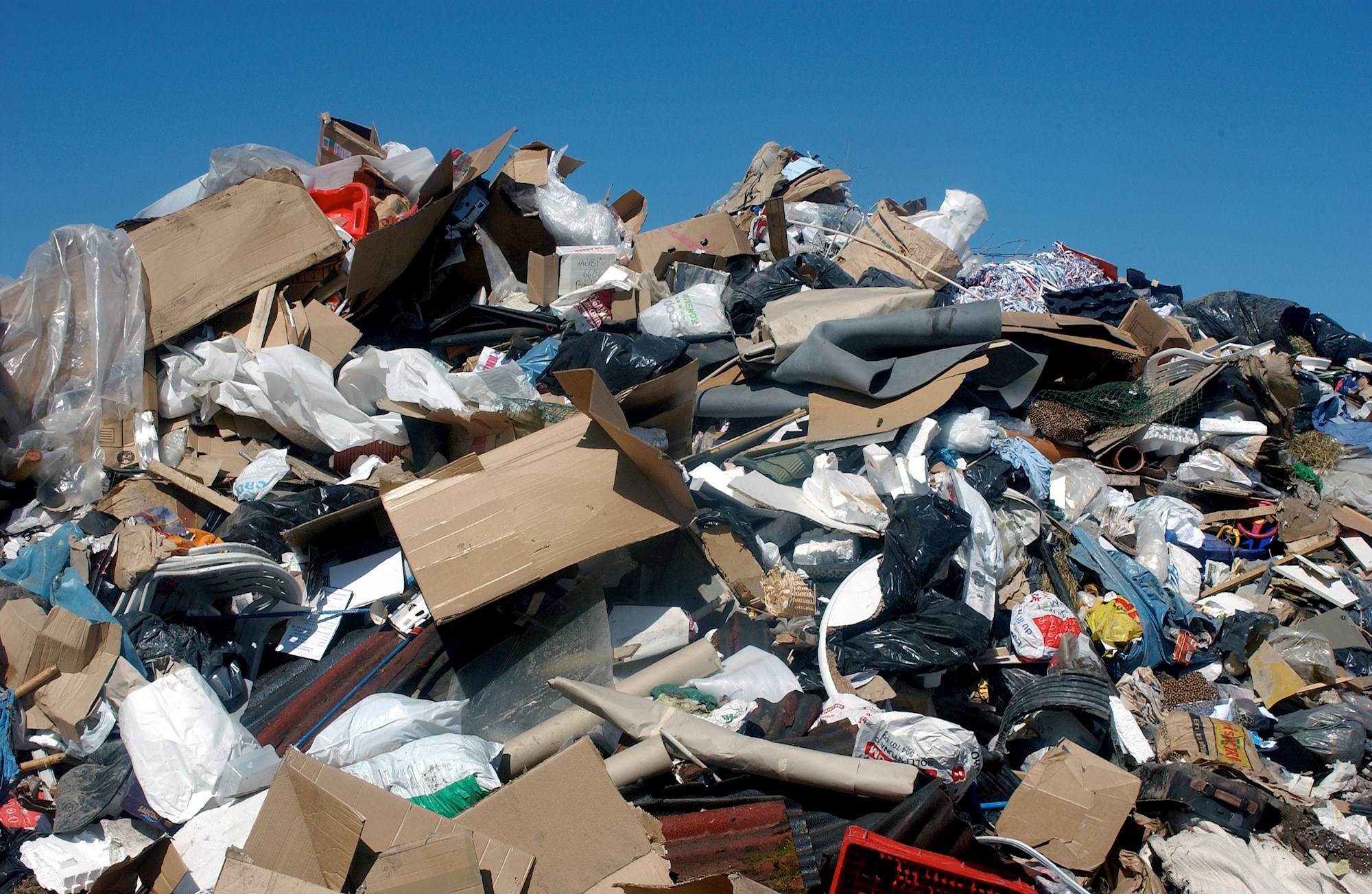 Stor bunke blandet affald på en losseplads