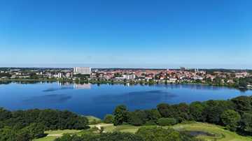 Luftfoto. Sommerdag. Viborg by og Søndersø.