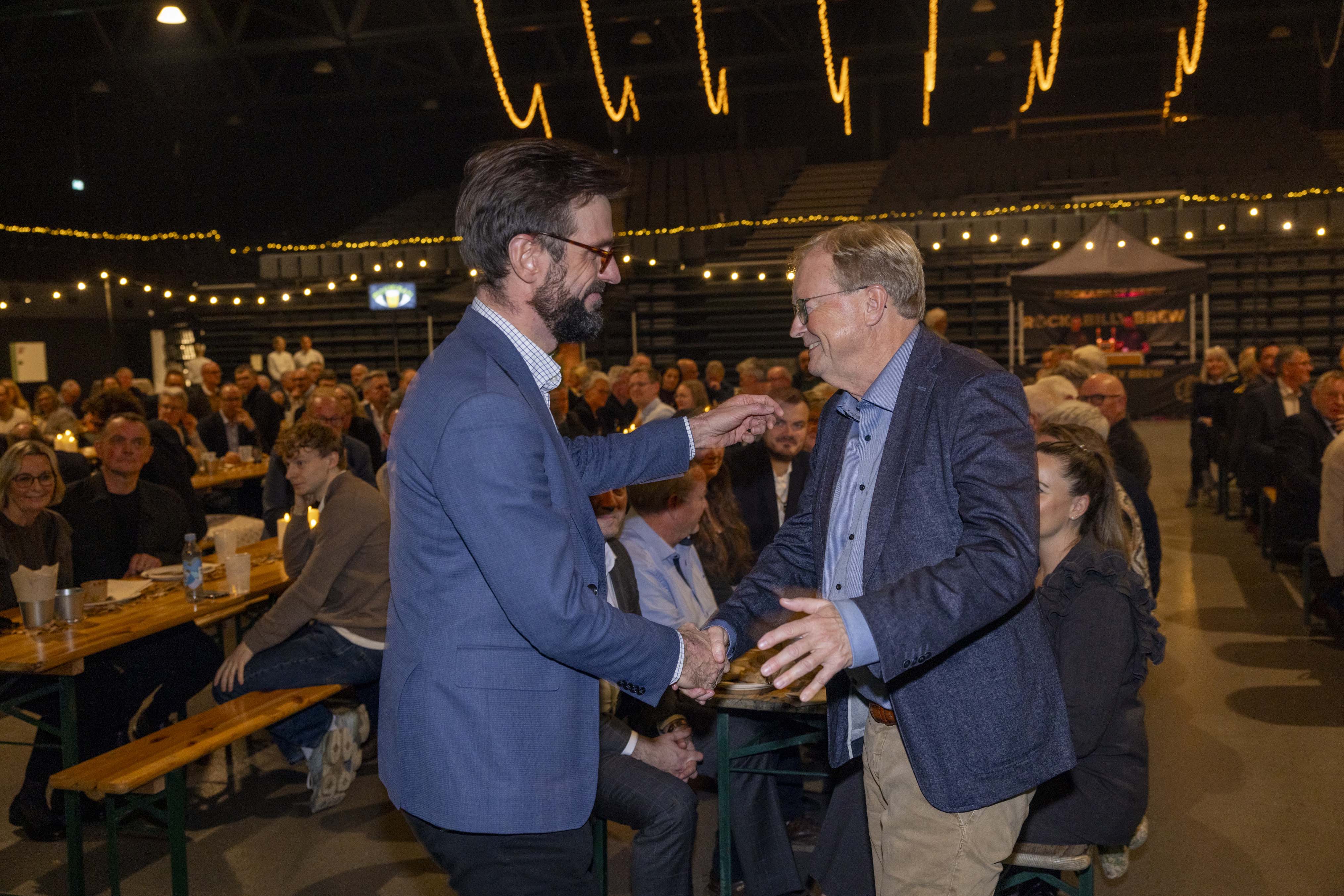 Christian Harsløf, direktør hos KL, hilser på Ulrik Wilbek