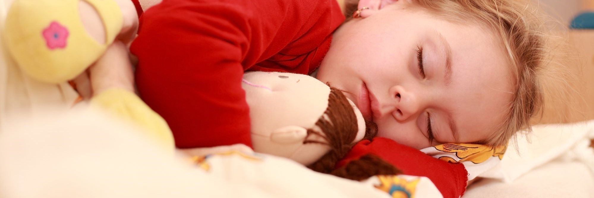 Piger sover med dukke