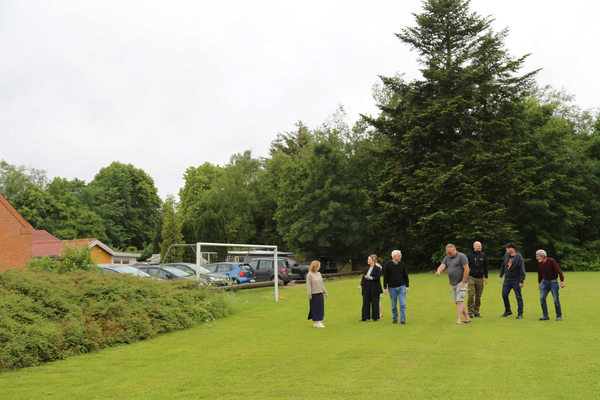 Voksne personer på græsplæne