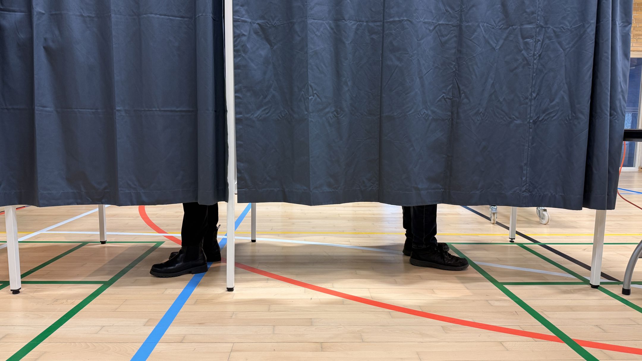 Borgere står bag gardin til valg