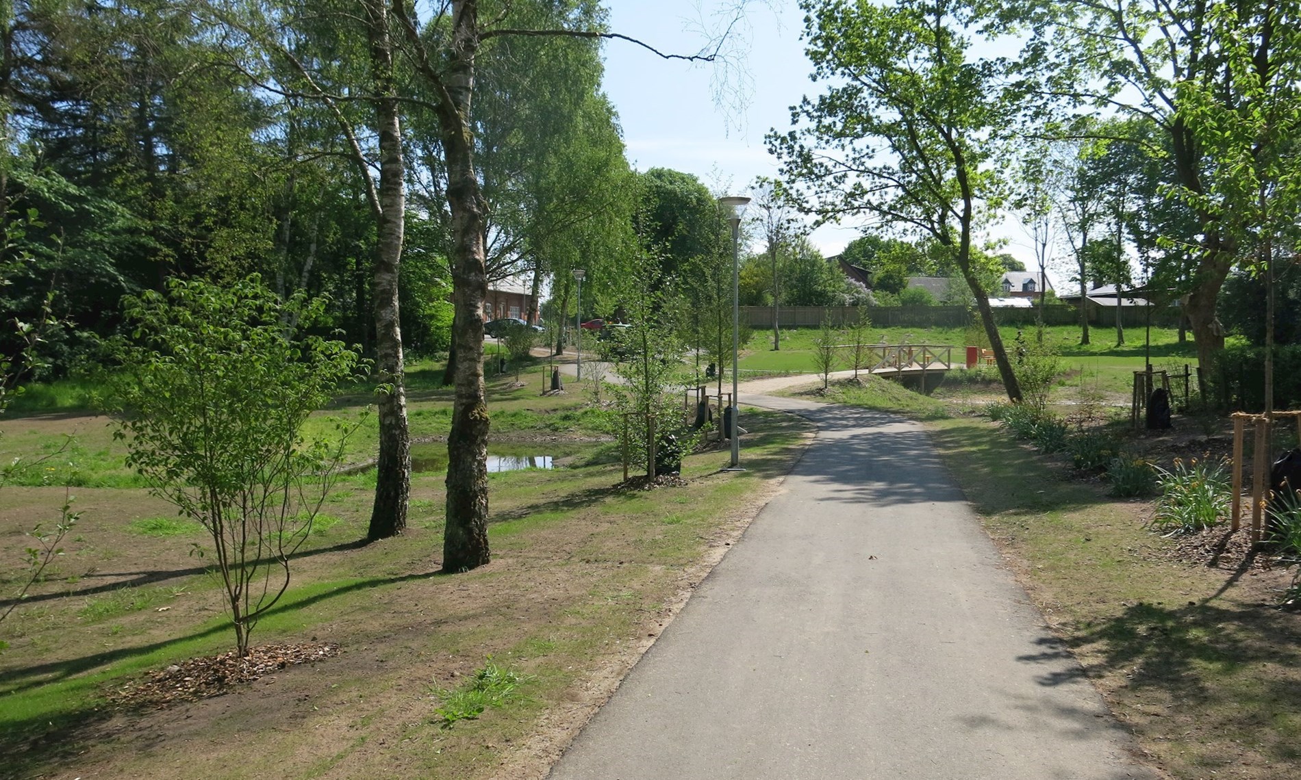 Stien igennem parken.
