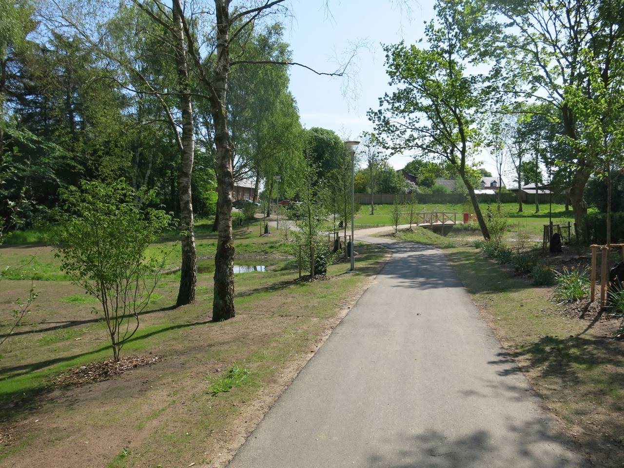 Stien igennem parken.