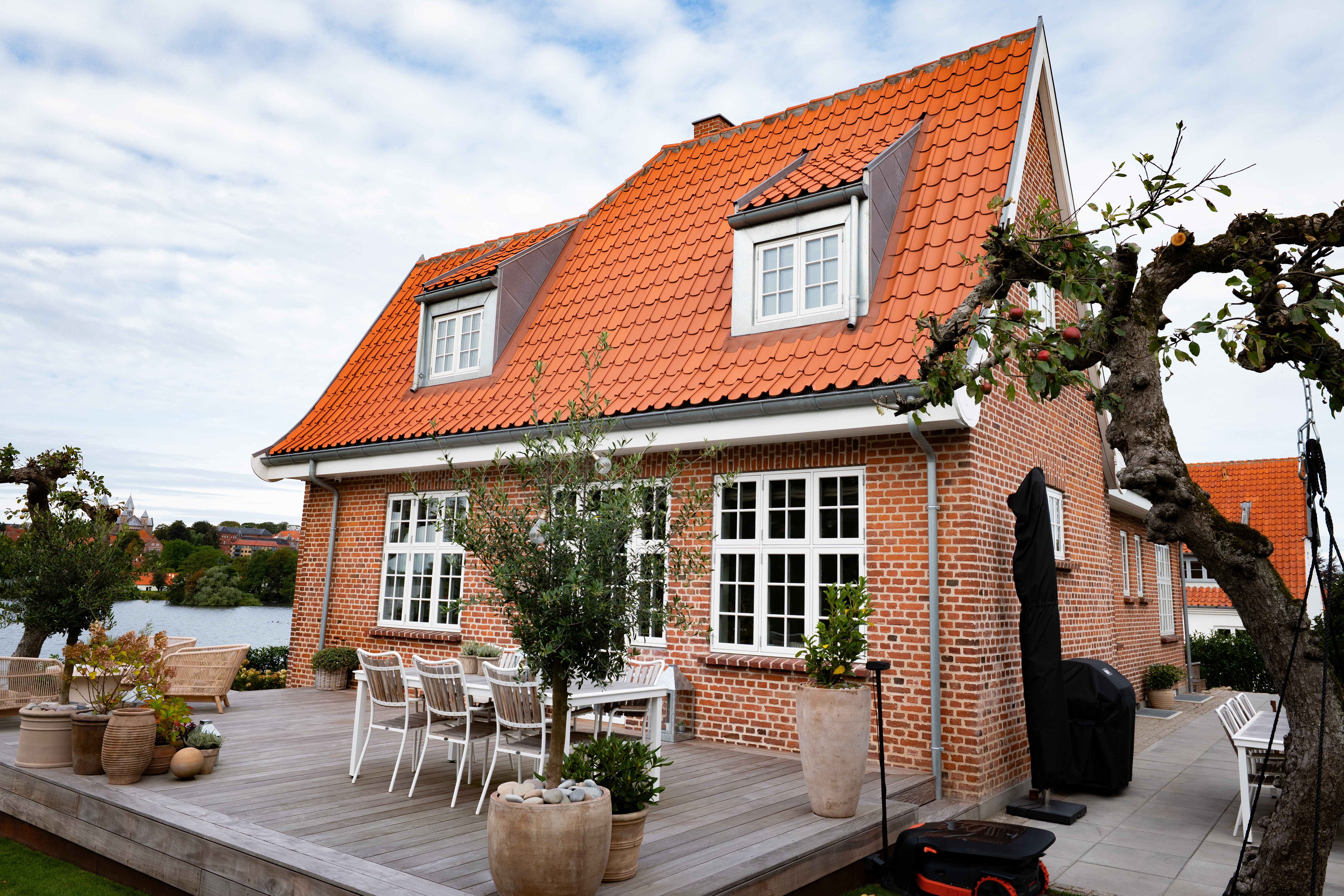 Facade og udsigt over sø