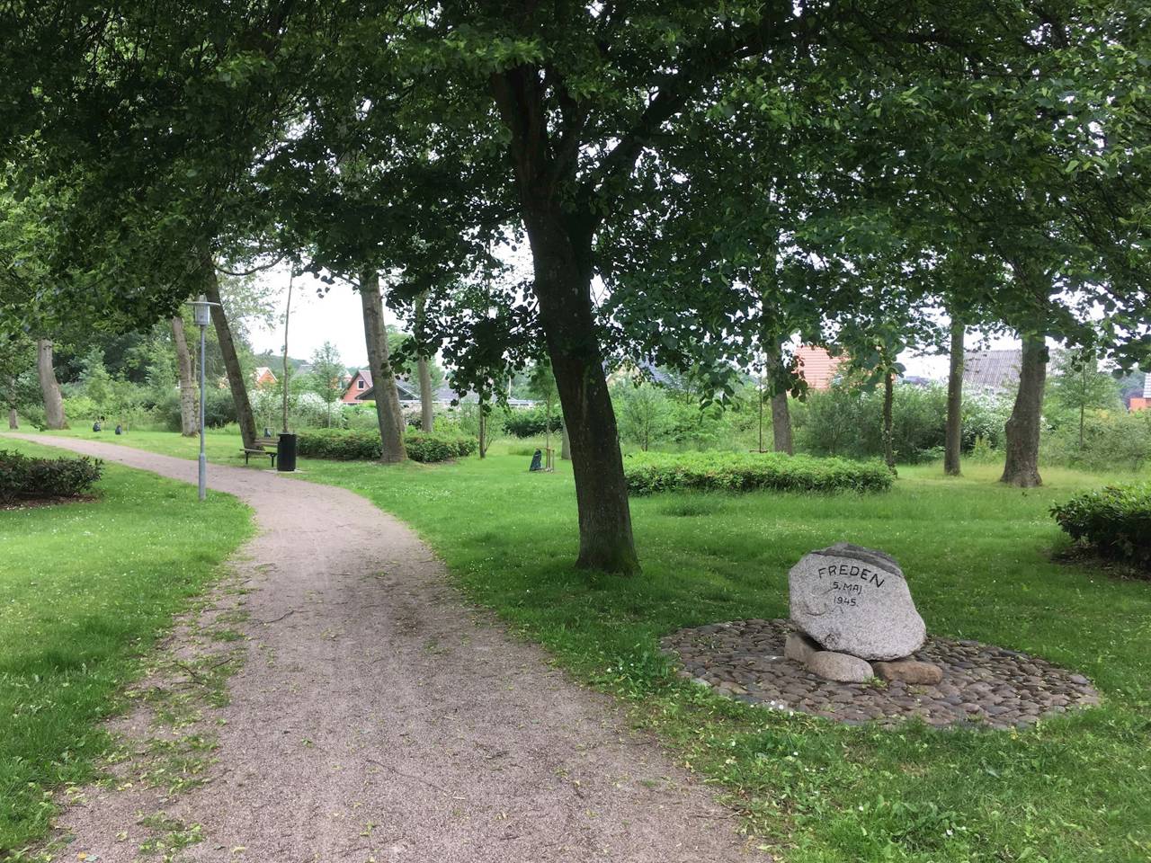 5. maj stenen i anlægget.