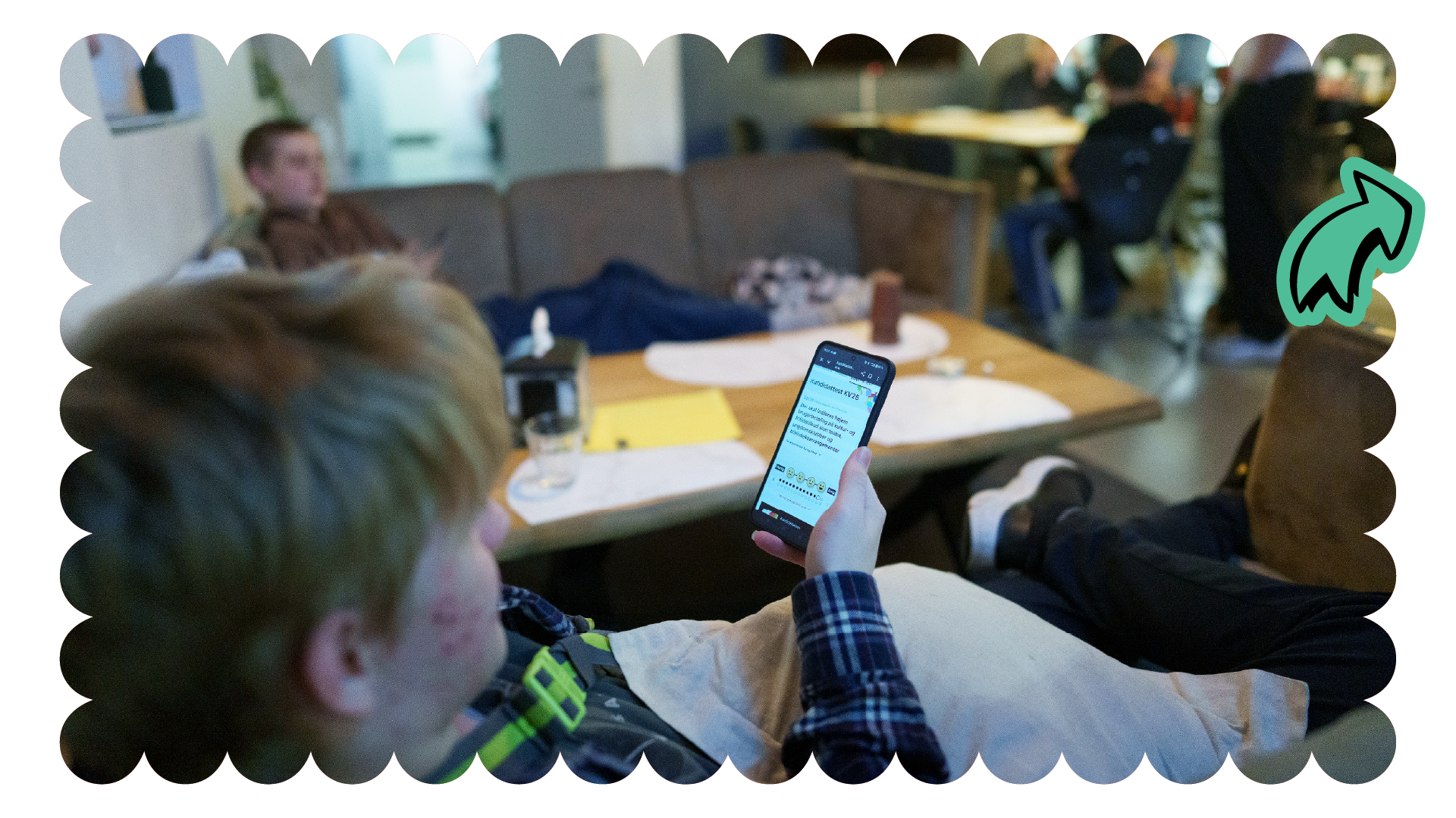 Ung kigger på telefon