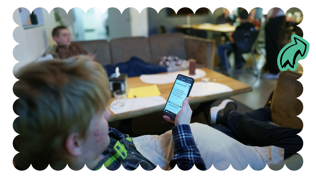 Ung kigger på telefon