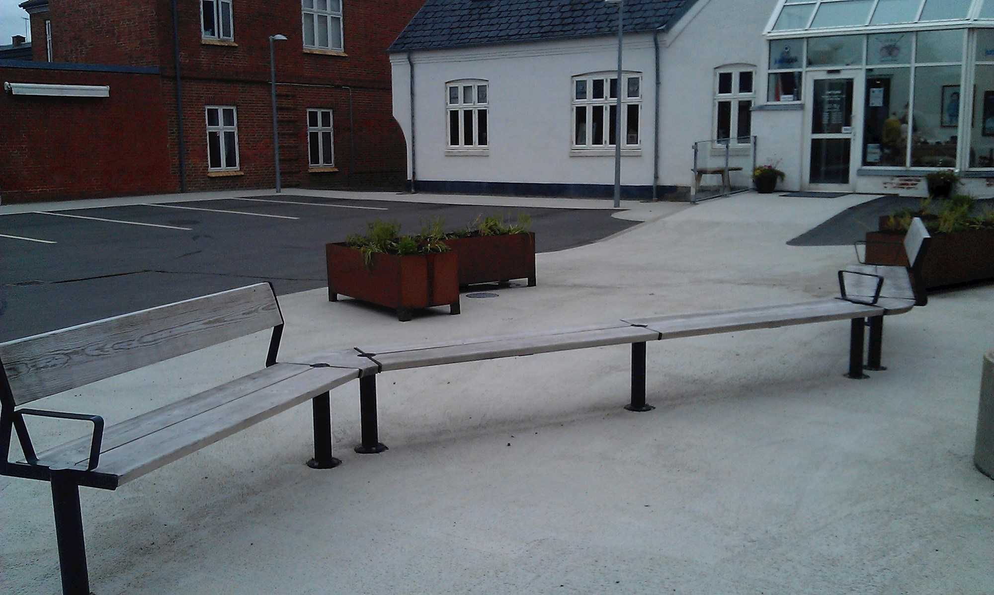 Torvet med nyt inventar.