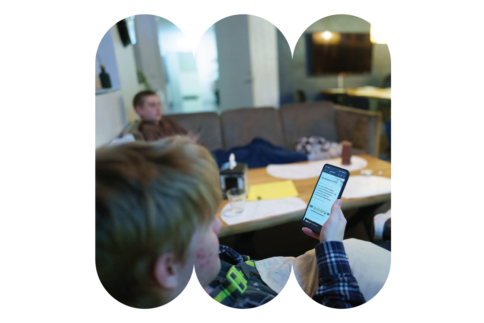 Ung kigger på telefon