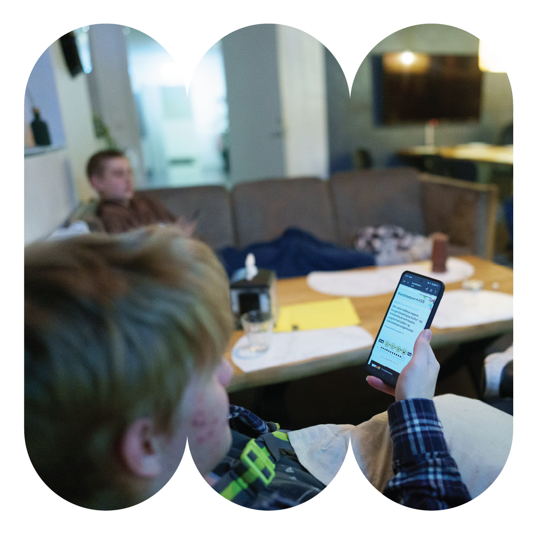 Ung kigger på telefon