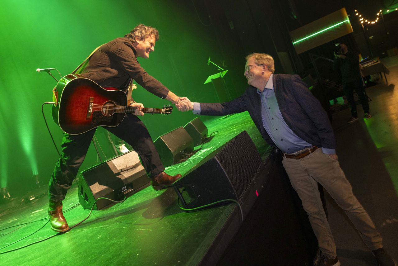 Dagens overraskelse på scenen var musikeren Poul Krebs, som Ulrik Wilbek her takker