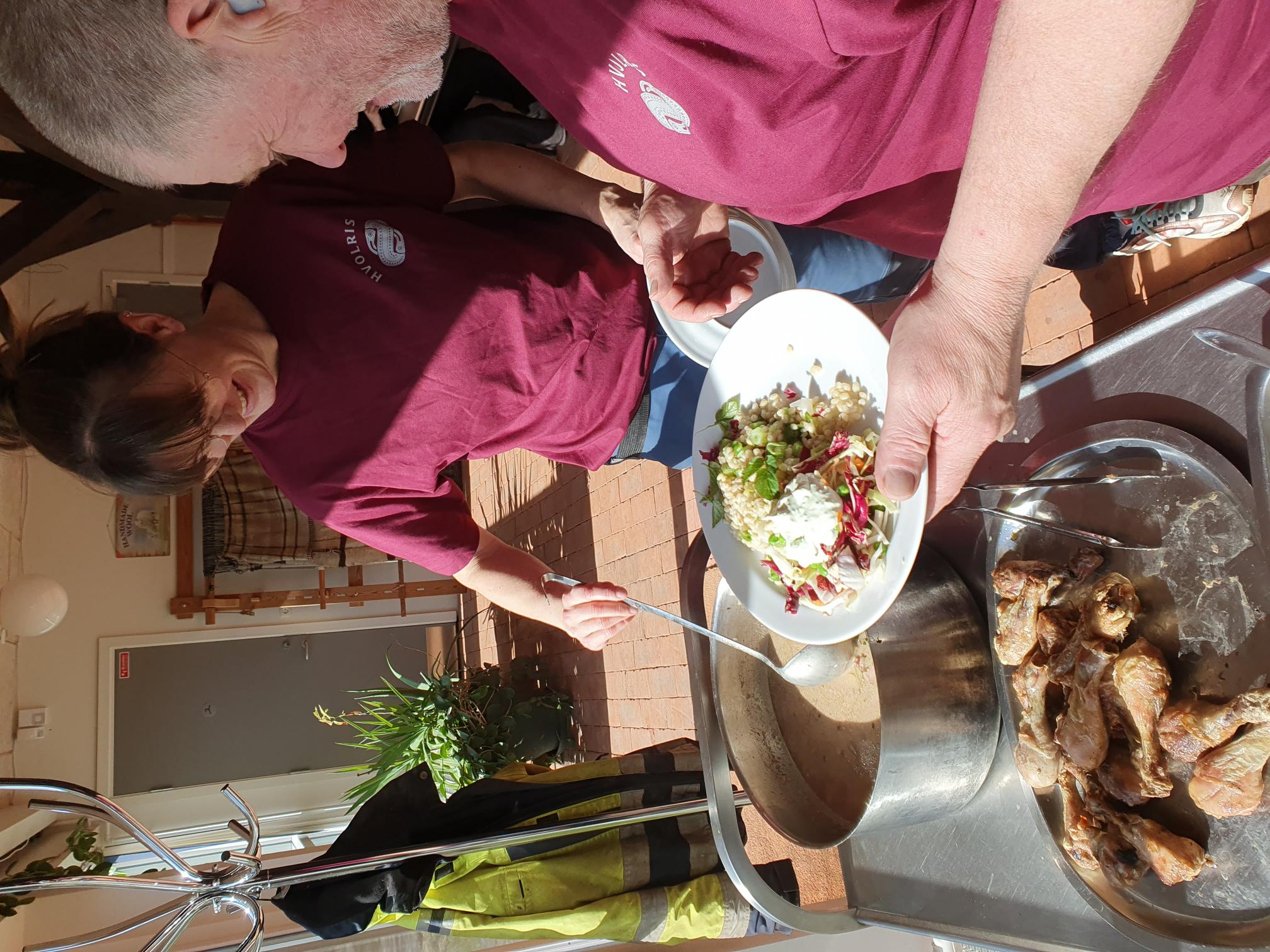 Frivillige serverer mad