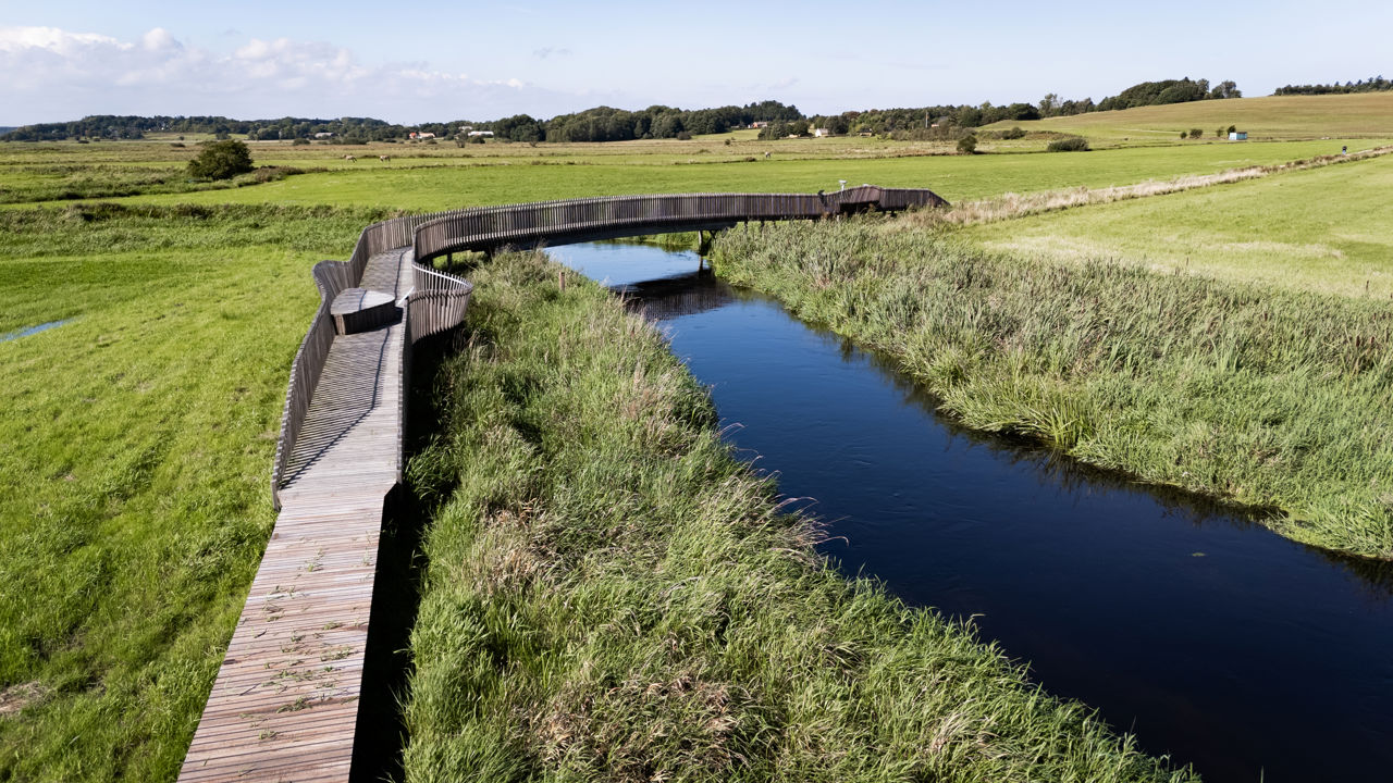 Luftfoto af broen og åen