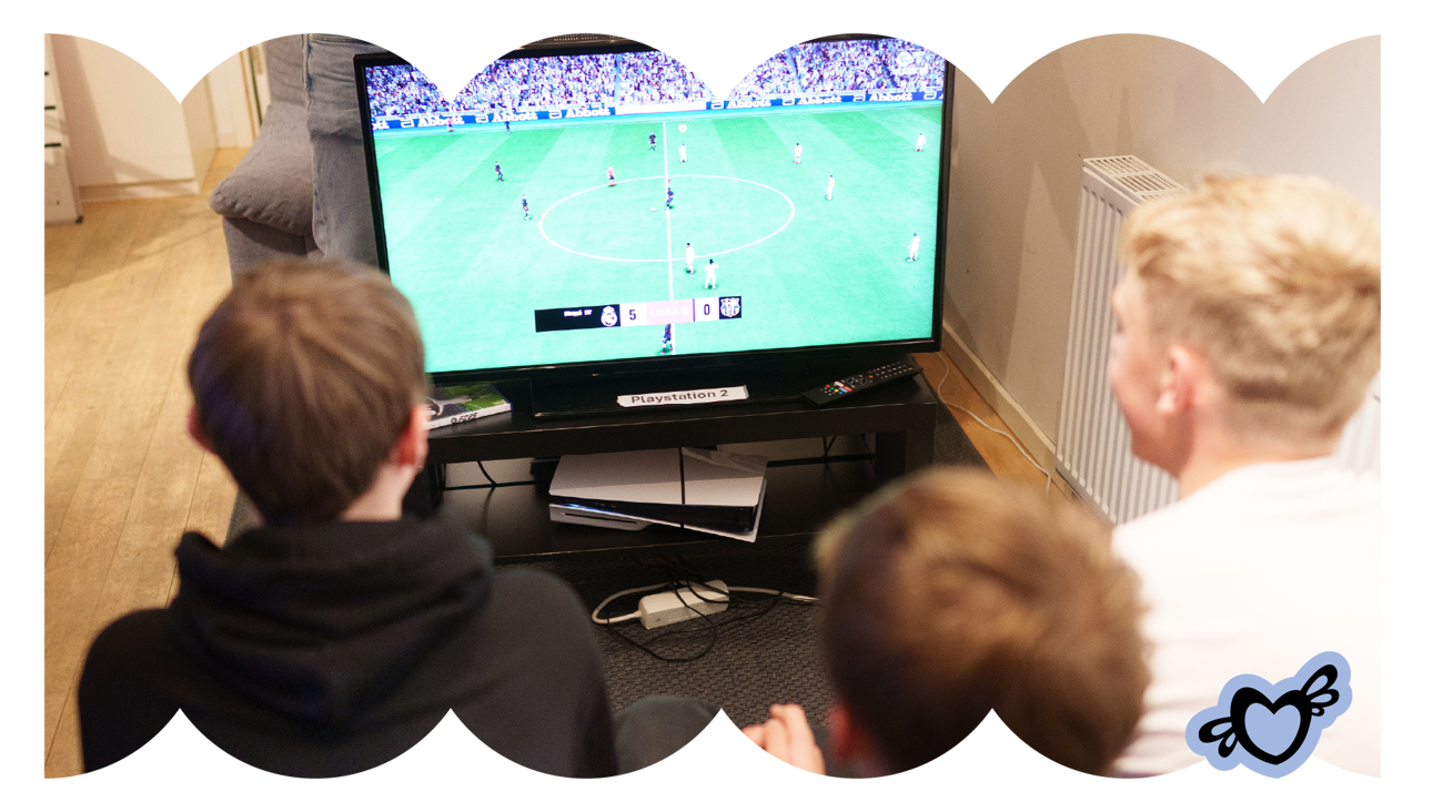 Unge spiller playstation