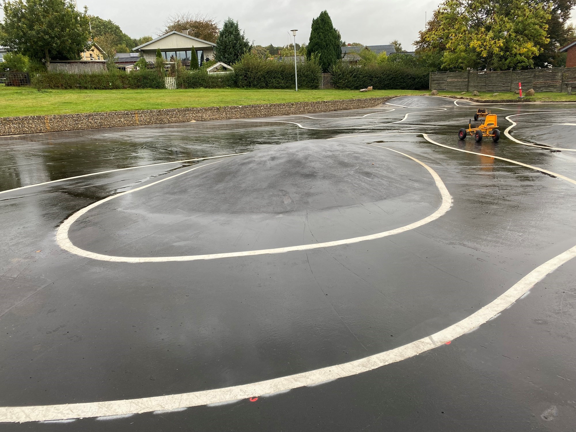 Bane optegnet på asfalt. Aktivitetsplads i Vejrumbro.