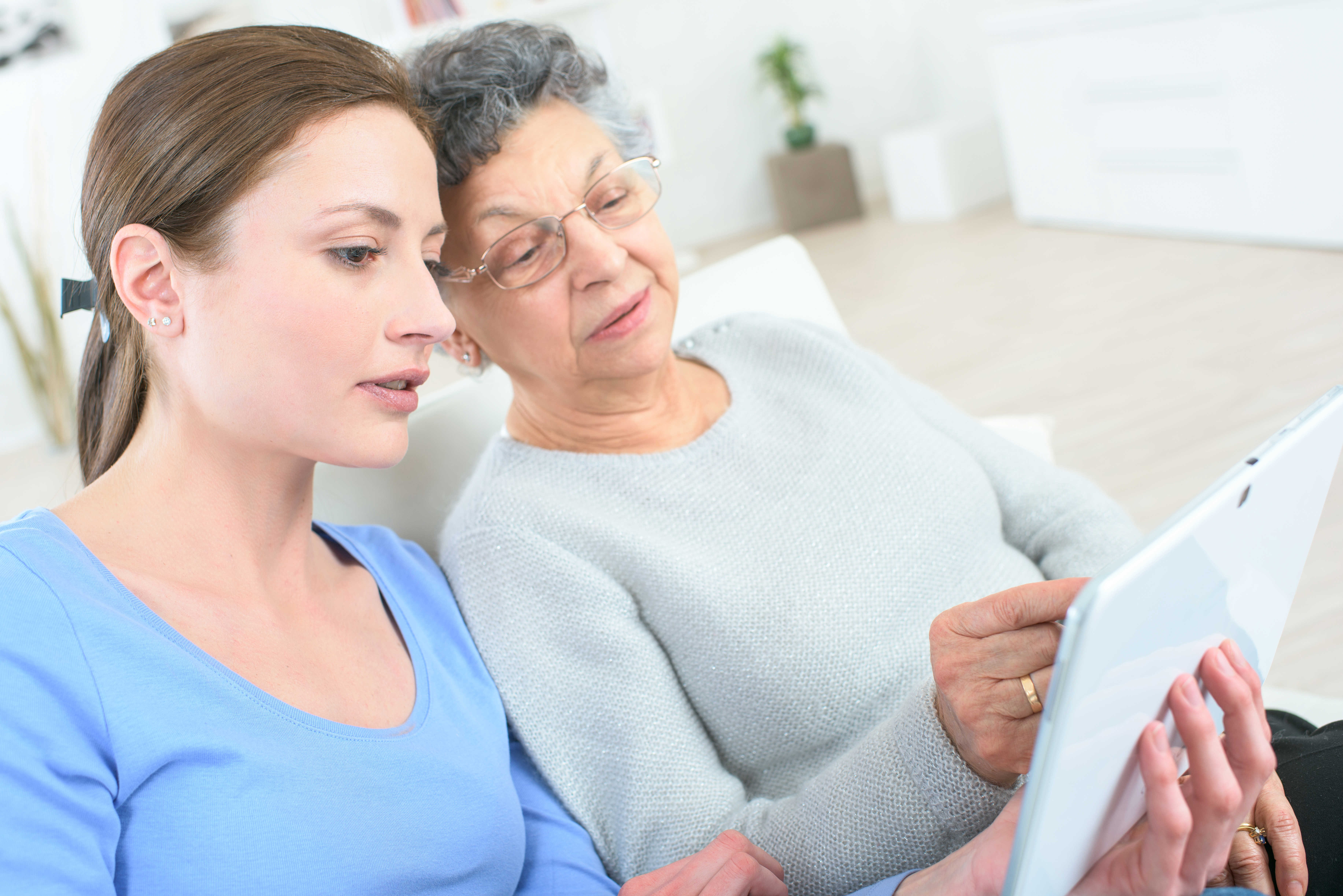 Borger og medarbejder sidder med iPad