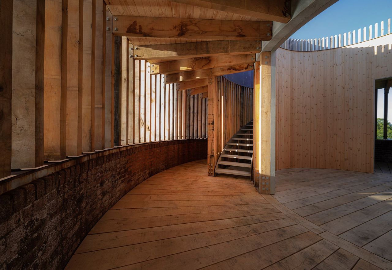 Hald Slot, det nye tårn set indefra, kig til trappe, trægulv og himmel