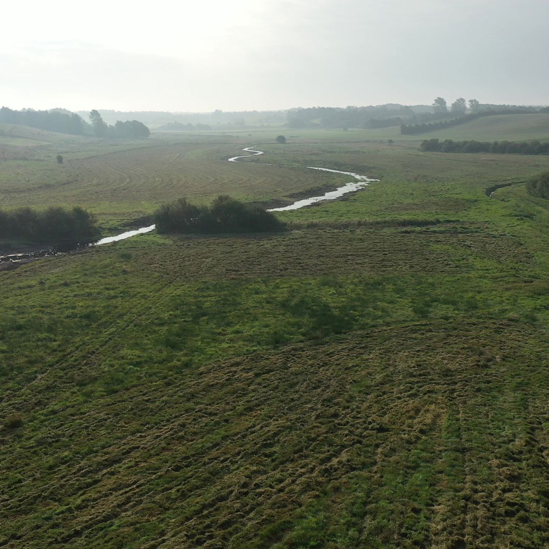 Luftfoto af mark og vandløb