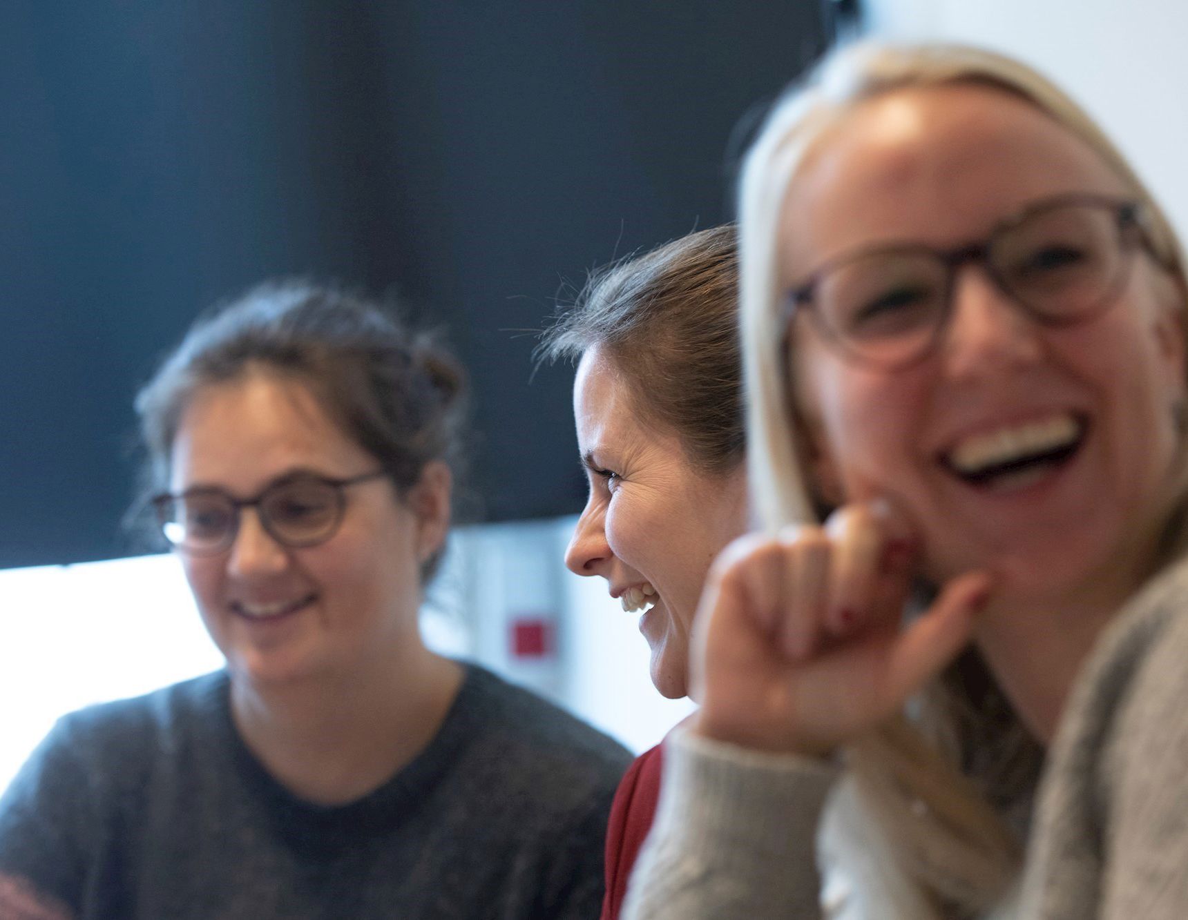 tre kvinder, der smiler