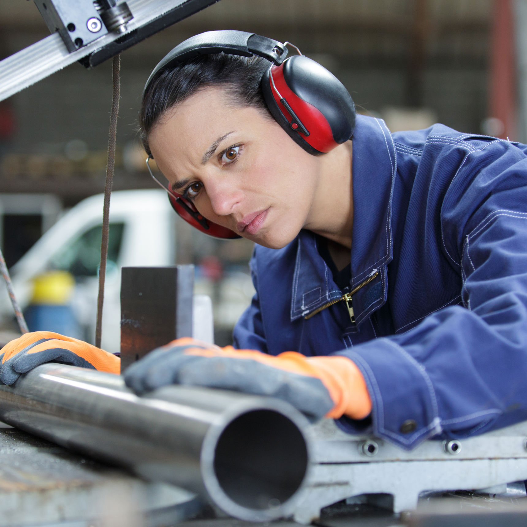 Kvinde arbejder ved maskine