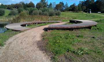 Bænk ved sø med udsigt på Kirkebakken
