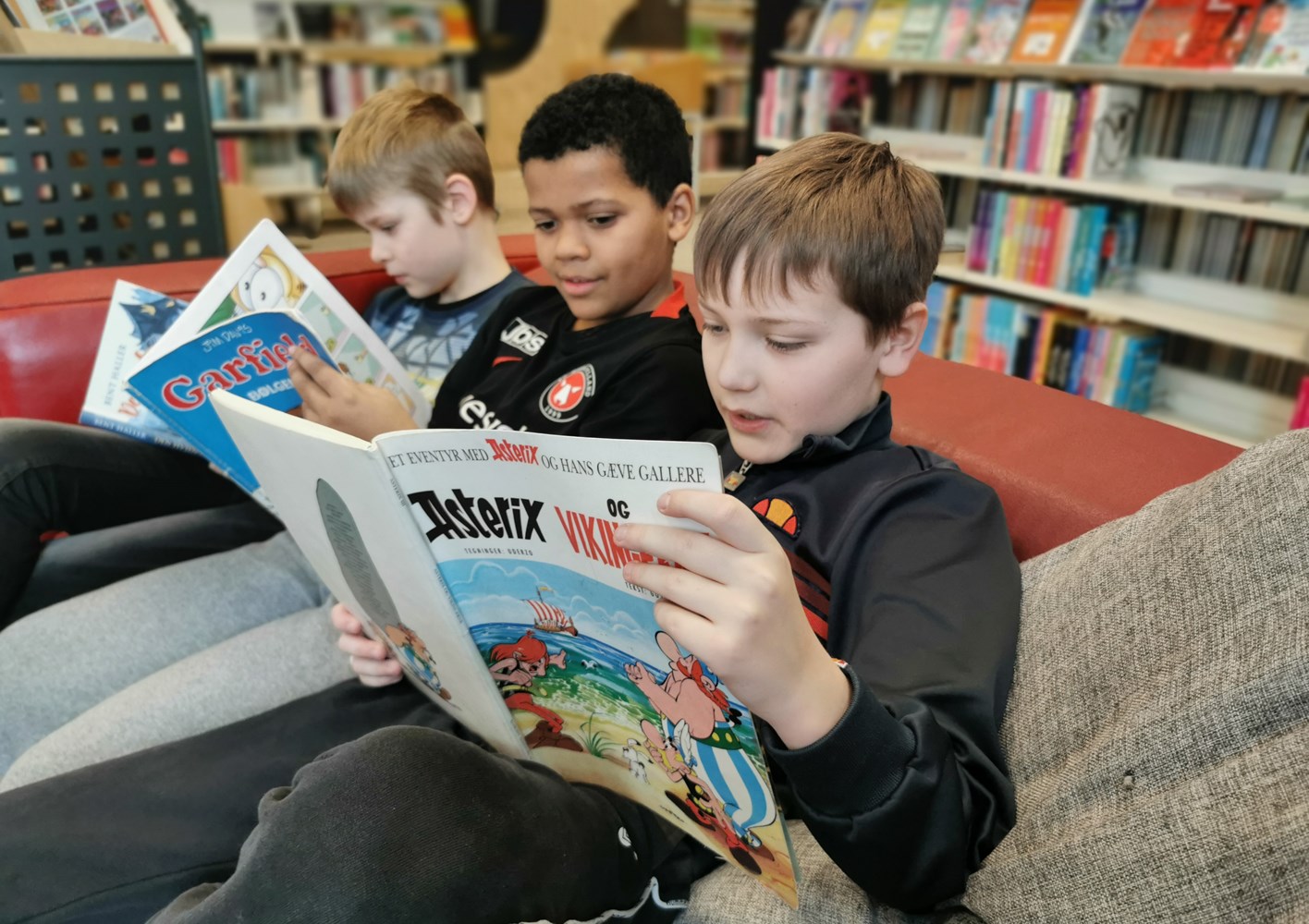 Elever fra Frederiks Skole er glade for at være med i én af bibliotekets 19 læseklasser.Foto: Viborg Kommune