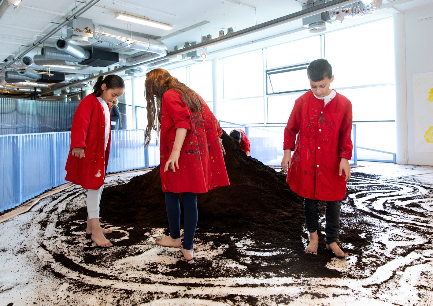Børn laver kunst med jord og bare fødder i Kulturprinsens EU-projekt, Global Roots / Foto: Hester Blankestijn